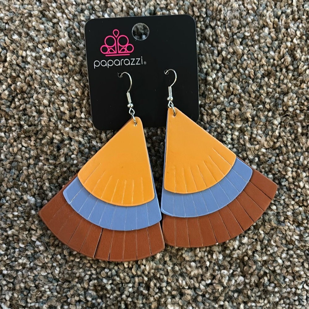 Paparazzi fanatic earrings